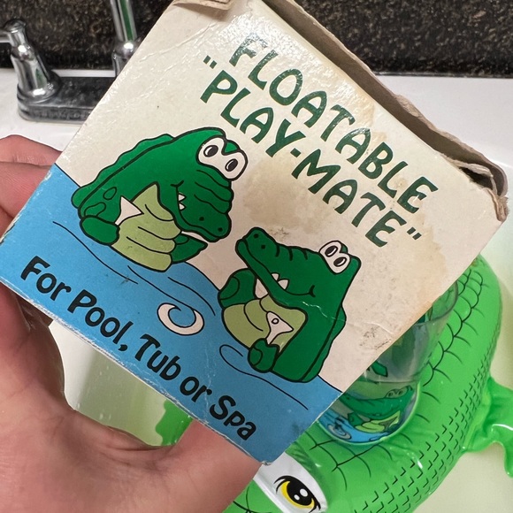 Vintage 1970’s Inflatable Alligator Drinks Caddy, Tumbler Glass, Pool Accessorie - Picture 9 of 9